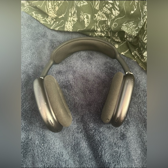 Apple AirPod Maxes